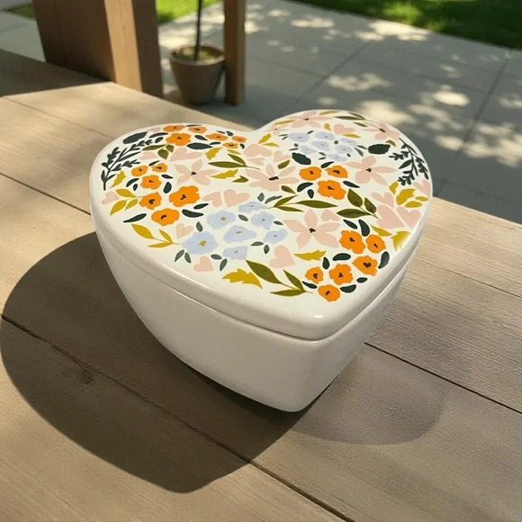 Floral Heart-Shaped Ceramic Jewelry Box - New - Picture 1 of 2